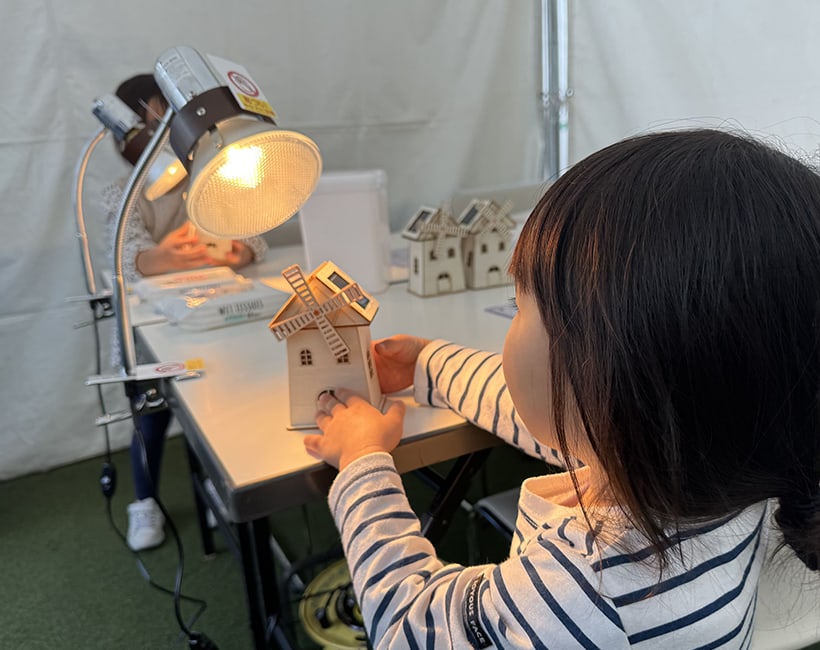 環境にやさしいエネルギーを学ぼう！　太陽光発電で動く風車のおうち